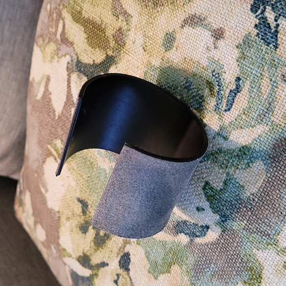 Suede cuff - Picture 2 of 2